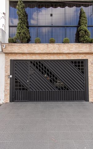 Casa à venda com 300m², 4 quartos e 2 vagas Casa à venda com 300m², 4 quartos e 2 vagasFachada