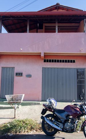 Casa à venda com 180m², 2 quartos e sem vaga Casa à venda com 180m², 2 quartos e sem vagaFachada