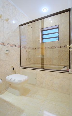 Casa à venda com 300m², 4 quartos e 4 vagasBanheiro da Suíte 1