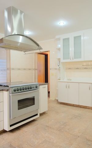 Casa à venda com 300m², 4 quartos e 4 vagasCozinha