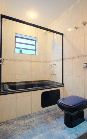 Casa à venda com 300m², 4 quartos e 4 vagasBanheiro da Suíte 2