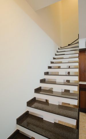 Casa à venda com 300m², 4 quartos e 4 vagasEscada