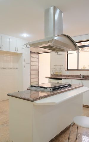 Casa à venda com 300m², 4 quartos e 4 vagasCozinha