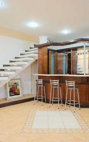 Casa à venda com 300m², 4 quartos e 4 vagasSala