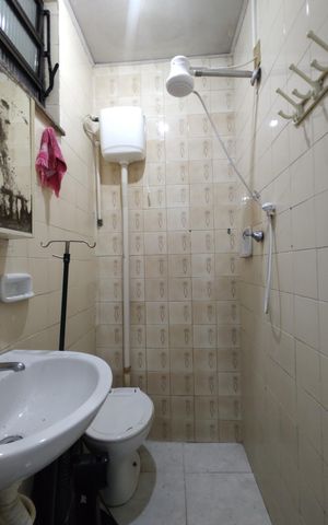 Casa de condomínio à venda com 268m², 3 quartos e 2 vagasBanheiro de serviço