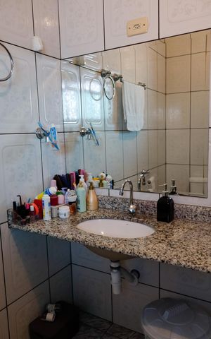 Casa de condomínio à venda com 184m², 3 quartos e 3 vagasBanheiro