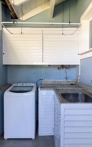 Casa à venda com 138m², 3 quartos e 4 vagas Casa à venda com 138m², 3 quartos e 4 vagasÁrea de Serviço
