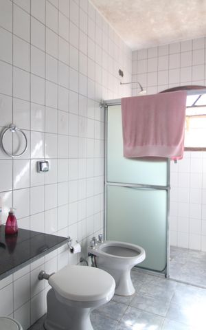 Casa à venda com 200m², 4 quartos e 4 vagasBanheiro da Suíte 2