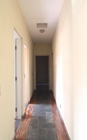 Casa à venda com 200m², 4 quartos e 4 vagasCorredor