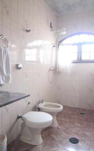 Casa à venda com 200m², 4 quartos e 4 vagasBanheiro da Suíte 2