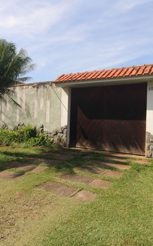 Casa à venda com 200m², 4 quartos e 4 vagasFachada