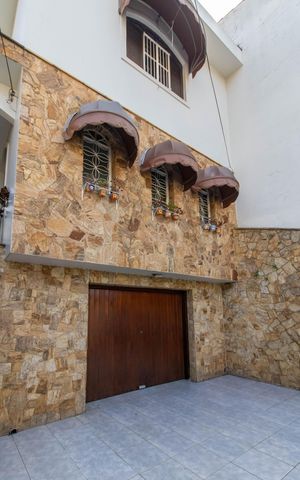 Casa à venda com 200m², 3 quartos e 4 vagas Casa à venda com 200m², 3 quartos e 4 vagasGaragem