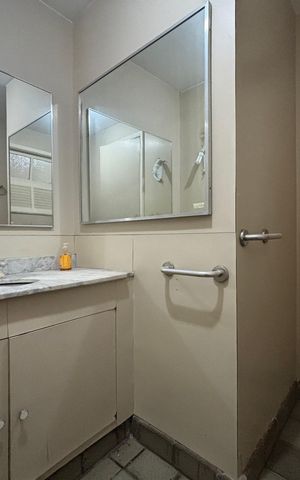 Apartamento à venda com 285m², 4 quartos e 3 vagas Apartamento à venda com 285m², 4 quartos e 3 vagasBanheiro social