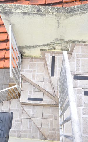 Casa à venda com 123m², 4 quartos e 1 vagaEscada de acesso ao terraço