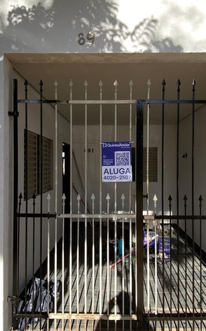 Casa para alugar com 80m², 2 quartos e 1 vaga Casa para alugar com 80m², 2 quartos e 1 vagaFachada + placa