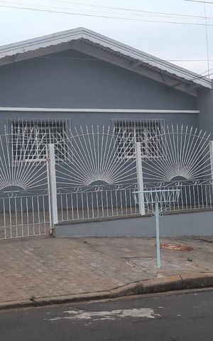 Casa para alugar com 250m², 3 quartos e 3 vagasFachada