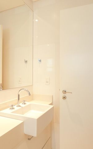Apartamento à venda com 146m², 3 quartos e 4 vagas Apartamento à venda com 146m², 3 quartos e 4 vagasBanheiro da Suíte 1