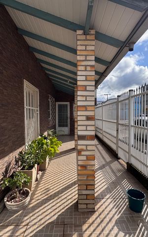 Casa à venda com 160m², 3 quartos e 2 vagas Casa à venda com 160m², 3 quartos e 2 vagasVaranda