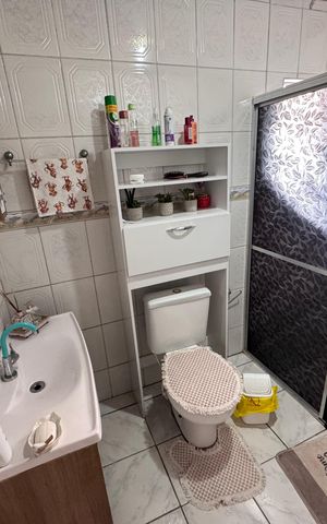 Casa à venda com 160m², 3 quartos e 2 vagas Casa à venda com 160m², 3 quartos e 2 vagasBanheiro