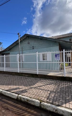Casa à venda com 160m², 3 quartos e 2 vagas Casa à venda com 160m², 3 quartos e 2 vagasFachada