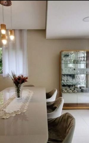 Casa à venda com 340m², 4 quartos e 6 vagas Casa à venda com 340m², 4 quartos e 6 vagasSala