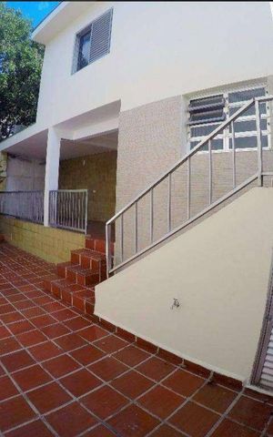 Casa à venda com 220m², 4 quartos e 4 vagas Casa à venda com 220m², 4 quartos e 4 vagasQuintal