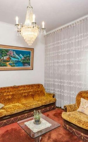 Casa à venda com 280m², 3 quartos e 3 vagas Casa à venda com 280m², 3 quartos e 3 vagasSala