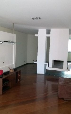 Casa à venda com 700m², 7 quartos e 6 vagas Casa à venda com 700m², 7 quartos e 6 vagasSala da Casa 2