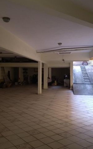 Casa à venda com 700m², 7 quartos e 6 vagas Casa à venda com 700m², 7 quartos e 6 vagasGaragem