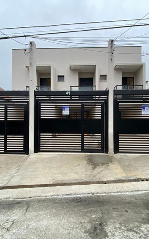 Casa à venda com 105m², 3 quartos e 2 vagas Casa à venda com 105m², 3 quartos e 2 vagasFachada