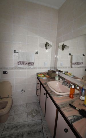 Casa de condomínio para alugar com 380m², 4 quartos e sem vagaBanheiro da Suíte 2