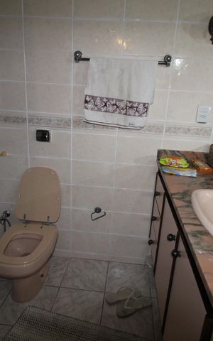 Casa de condomínio para alugar com 380m², 4 quartos e sem vagaBanheiro da Suíte 2