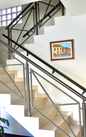 Casa à venda com 133m², 3 quartos e 4 vagas Casa à venda com 133m², 3 quartos e 4 vagasEscadas