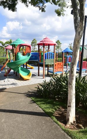 Casa de condomínio à venda com 350m², 3 quartos e 4 vagasÁrea comum - Playground