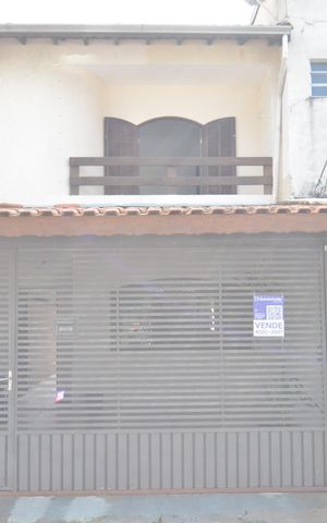 Casa à venda com 180m², 3 quartos e 2 vagasFachada