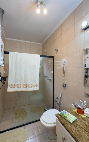 Casa de condomínio à venda com 250m², 3 quartos e 3 vagas Casa de condomínio à venda com 250m², 3 quartos e 3 vagasBanheiro da Suíte 1