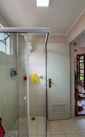 Casa de condomínio à venda com 250m², 3 quartos e 3 vagas Casa de condomínio à venda com 250m², 3 quartos e 3 vagasBanheiro da Suíte 2