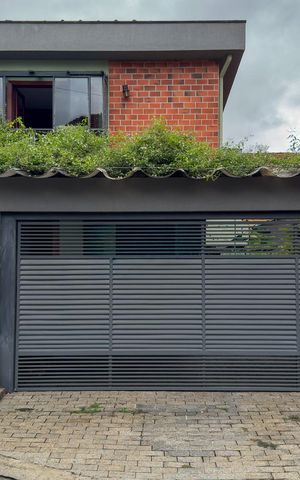 Casa de condomínio à venda com 250m², 3 quartos e 3 vagas Casa de condomínio à venda com 250m², 3 quartos e 3 vagasFachada