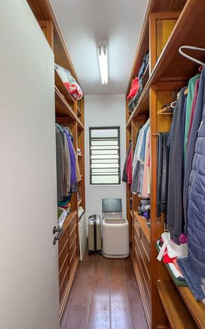 Casa de condomínio à venda com 250m², 3 quartos e 3 vagas Casa de condomínio à venda com 250m², 3 quartos e 3 vagasCloset da Suíte 1