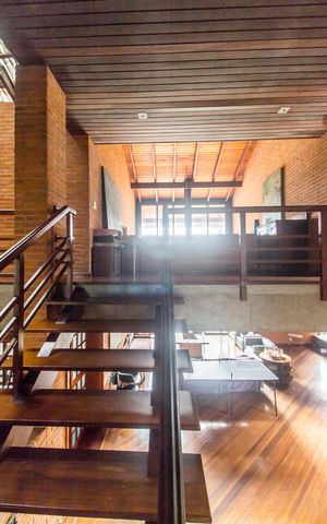 Casa à venda com 480m², 4 quartos e 4 vagasEscada