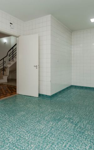 Casa à venda com 150m², 5 quartos e 4 vagas Casa à venda com 150m², 5 quartos e 4 vagasCozinha
