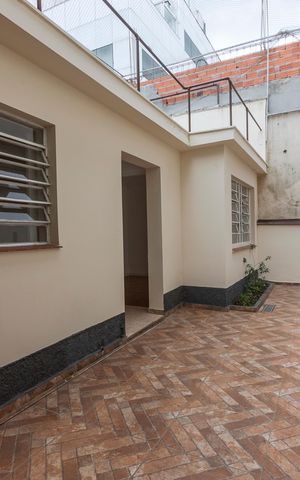 Casa à venda com 150m², 5 quartos e 4 vagas Casa à venda com 150m², 5 quartos e 4 vagasQuintal