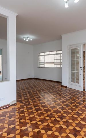 Casa à venda com 150m², 5 quartos e 4 vagas Casa à venda com 150m², 5 quartos e 4 vagasSala