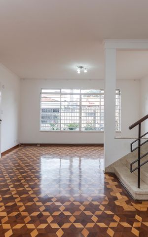Casa à venda com 150m², 5 quartos e 4 vagas Casa à venda com 150m², 5 quartos e 4 vagasSala