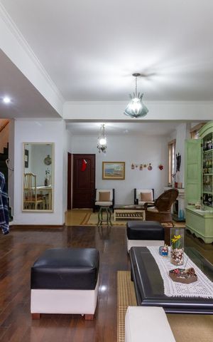 Casa de condomínio à venda com 279m², 4 quartos e 6 vagas Casa de condomínio à venda com 279m², 4 quartos e 6 vagasSala