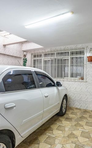 Casa à venda com 222m², 4 quartos e 2 vagas Casa à venda com 222m², 4 quartos e 2 vagasGaragem