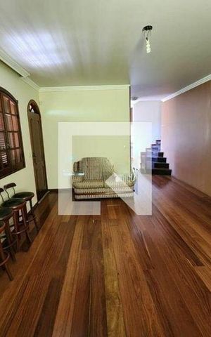 Casa à venda com 384m², 5 quartos e 6 vagas Casa à venda com 384m², 5 quartos e 6 vagasSala