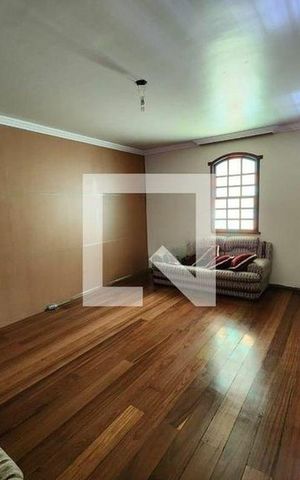 Casa à venda com 384m², 5 quartos e 6 vagas Casa à venda com 384m², 5 quartos e 6 vagasSala