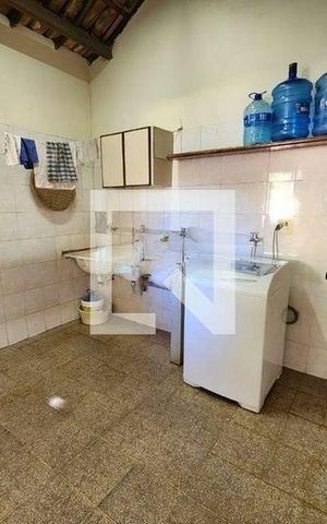 Casa à venda com 384m², 5 quartos e 6 vagas Casa à venda com 384m², 5 quartos e 6 vagasÁrea de Serviço