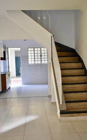 Casa à venda com 160m², 2 quartos e 2 vagas Casa à venda com 160m², 2 quartos e 2 vagasSala